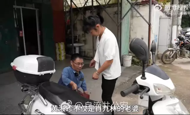 鄉村醫生身高僅90CM仍堅持與妻子翻山越嶺守護逾2000村民的健康。影片截圖