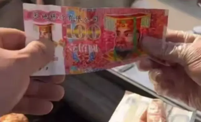 老婦連續7年用冥幣、玩具卡買食物，小食街攤販們暖心配合令人動容。影片截圖