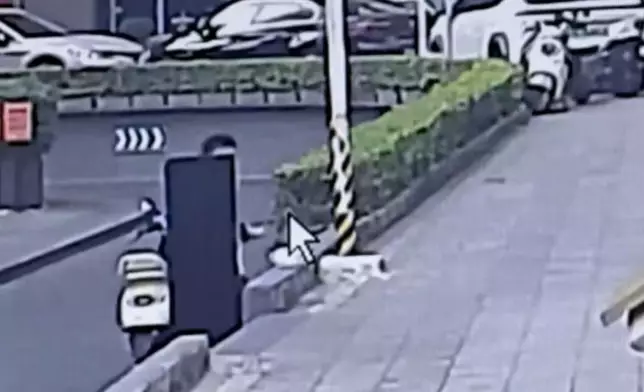 保安路邊巡邏發現價值15萬（人民幣）銀磚被棄置路邊無人認領報案並寸步不離看守。影片截圖