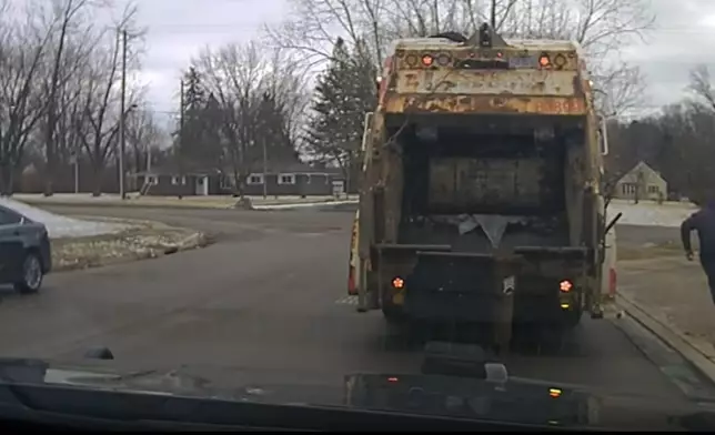 清潔隊員意外發現垃圾桶藏人，機警示意警員助成功拘捕疑犯。影片截圖