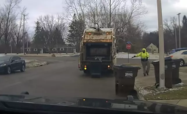 清潔隊員意外發現垃圾桶藏人，機警示意警員助成功拘捕疑犯。影片截圖
