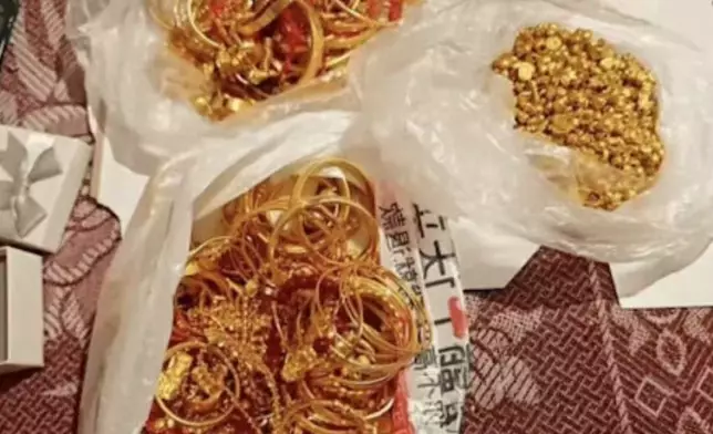 金舖遭蒙面賊洗劫損失逾3000克黃金，警方10小時破案助全數追回。影片截圖