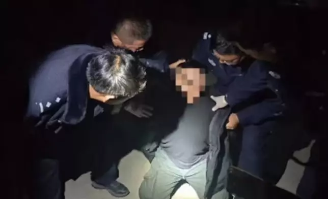 金舖遭蒙面賊洗劫損失逾3000克黃金，警方10小時破案助全數追回。影片截圖