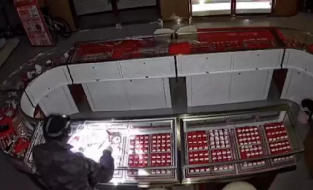 金舖遭蒙面賊洗劫損失逾3000克黃金，警方10小時破案助全數追回。影片截圖