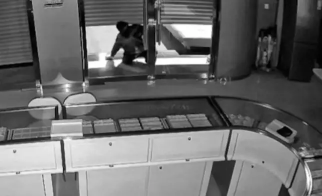 金舖遭蒙面賊洗劫損失逾3000克黃金，警方10小時破案助全數追回。影片截圖