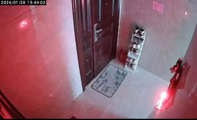 女子不滿鄰居走廊擺鞋架阻通行掛已故嫲嫲遺照抗議，結果遭對方掟雞蛋還擊。影片截圖