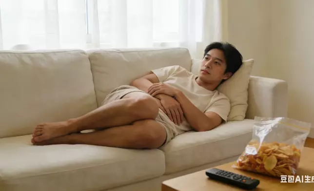 長時間「躺平」未必是真的休息，久臥傷氣或致愈躺愈累。AI生成圖片