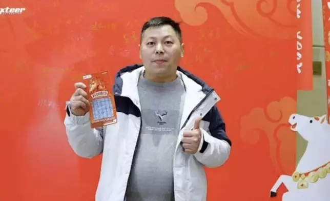 員工出席公司年會活動先是在彩票環節刮出10萬人民幣，之後又抽中iPhone 17 Pro Max。影片截圖