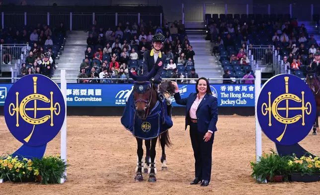 經過三天「香港賽馬會亞洲青年挑戰賽」賽事，馬會青少年馬術隊成員王嘉莉代表中國香港勇奪總冠軍。