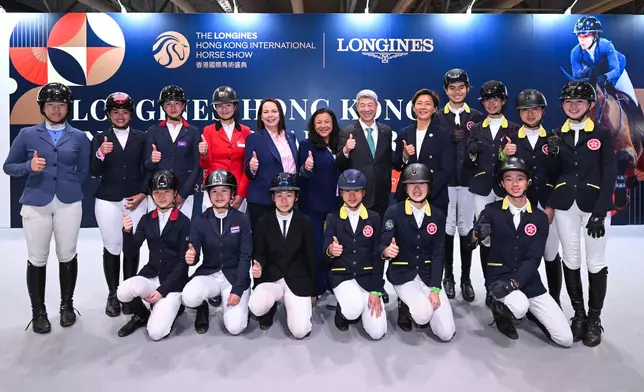 一眾參與「香港賽馬會亞洲青年挑戰賽」的青少年騎手合照留念。