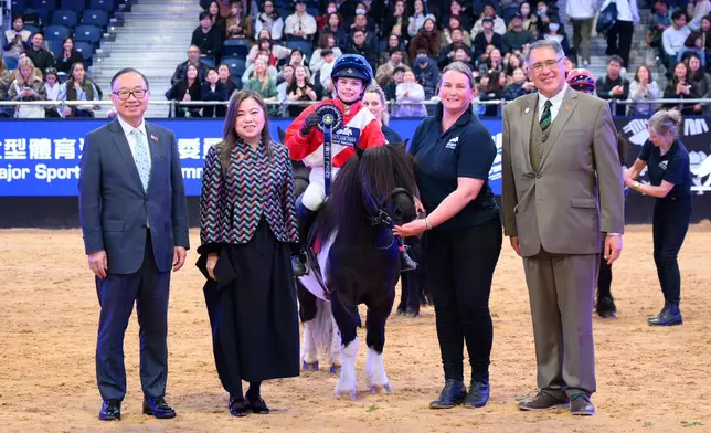 文化體育及旅遊局局長羅淑佩（左二）、馬會主席廖長江（左一）、馬會副主席兼浪琴香港國際馬術盛典主席及中國香港馬術總會會長黃嘉純（右一）頒獎予勝出雪特蘭小馬大賽的騎手。