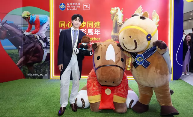 Ian 陳卓賢在浪琴香港國際馬術盛典壓軸演出。