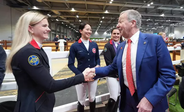 馬會行政總裁應家柏鼓勵馬會馬術隊成員。