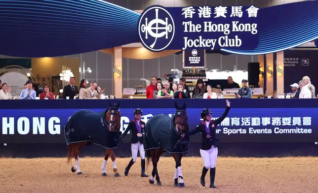 去年11月至12月在泰國芭堤雅國際馬聯亞洲錦標賽勇奪獎牌的中國香港馬術隊，在盛典開幕儀式中亮相，獲全場恭賀。
