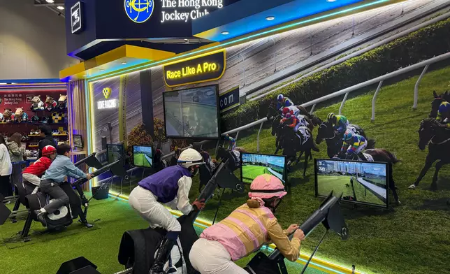 馬會在場內設互動攤位，入場人士可透過VR虛擬實境體驗策騎樂，並設多個「打卡位」。