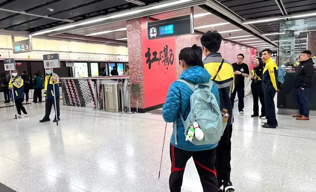 紅磡站屯馬綫月台實施特別服務安排，車務運作大致暢順，對於有特別需要的乘客例如視障乘客，港鐵亦有特別關顧。