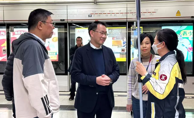 港鐵公司香港客運服務總監鄺永銓及副總監—車務營運及本地鐵路李婉玲於紅磡站及其他車站視察特別服務安排的執行情況。