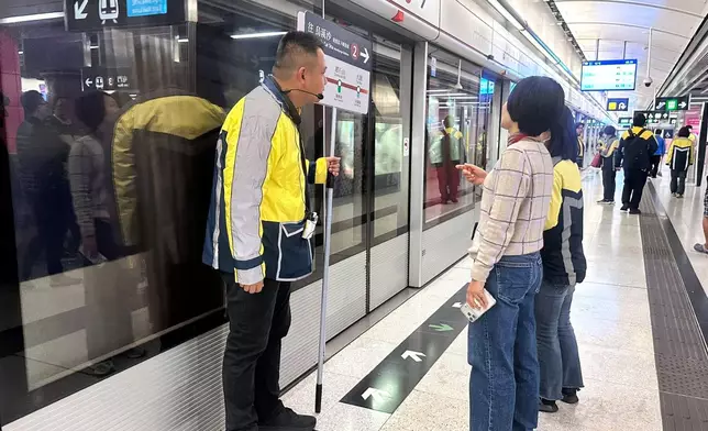 港鐵公司營運主管－屯馬綫，輕鐵及港鐵巴士陳志雄，向傳媒講解今早紅磡站屯馬綫月台實施特別服務安排的情況。