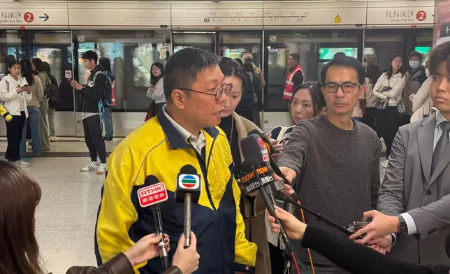 港鐵公司香港客運服務總監鄺永銓及副總監—車務營運及本地鐵路李婉玲於紅磡站及其他車站視察特別服務安排的執行情況。