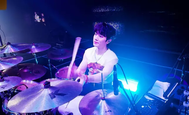 據悉鼓手崔敏煥在演出中途突然倒下。FTISLAND官方X圖片