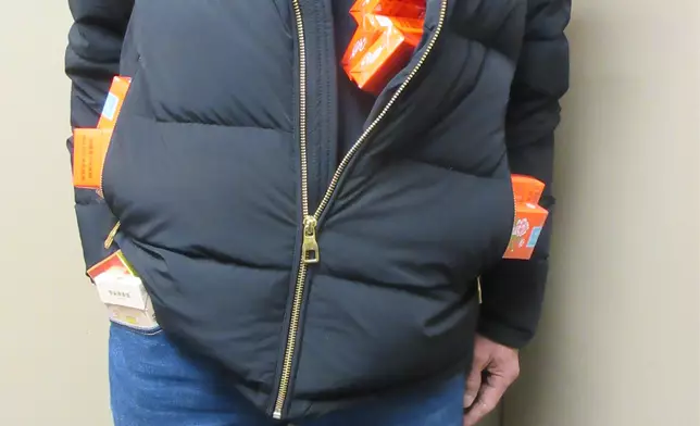 該名48歲男旅客的個人行李內及身上檢獲的未完稅香煙。政府新聞處圖片