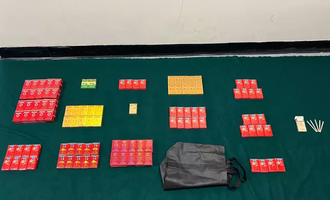 該名48歲男旅客的個人行李內及身上檢獲的未完稅香煙。政府新聞處圖片