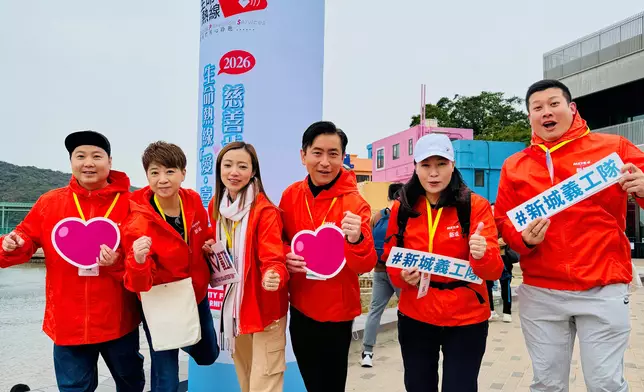 左起：MBO TV台長兼義工隊隊長葉文輝（啤梨）、新城廣播有限公司總經理（項目及商業事務）朱靜宜、李思欣、新城藝人經理人及項目總監范振鋒（阿范）、新城財經台台長魏美珍、主持游莨維（Master Joe）