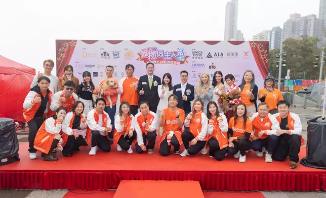 「寵物似主人型」金寵獎紅地氈頒獎典禮日前假西環卑路乍灣海濱長廊圓滿舉行，推廣大使譚嘉儀、孔德賢和陳熙蕊，以及表演嘉賓梁栩寧風雨不改與公眾共倡寵物關懷。