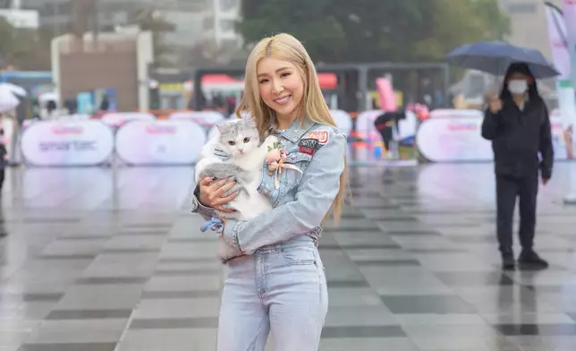 譚嘉儀首次帶同愛貓「雲呢拿」公開亮相。