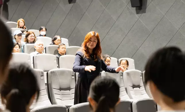 音樂兒童基金會合唱團指揮羅寶欣博士現場指揮大合唱。