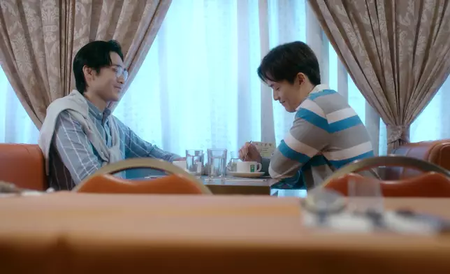 呢個「兄弟對望」好有愛咯。