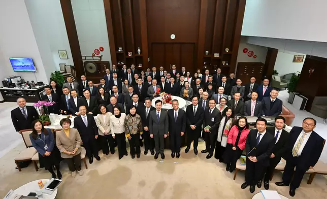 丘應樺在立法會前廳交流會發言。商務及經濟發展局FB