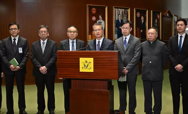 陳茂波及一眾官員見記者。商務及經濟發展局FB