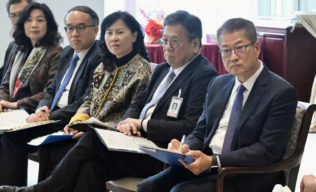 陳美寶（右三）和許正宇（右四）出席立法會前廳交流會。運輸及物流局FB