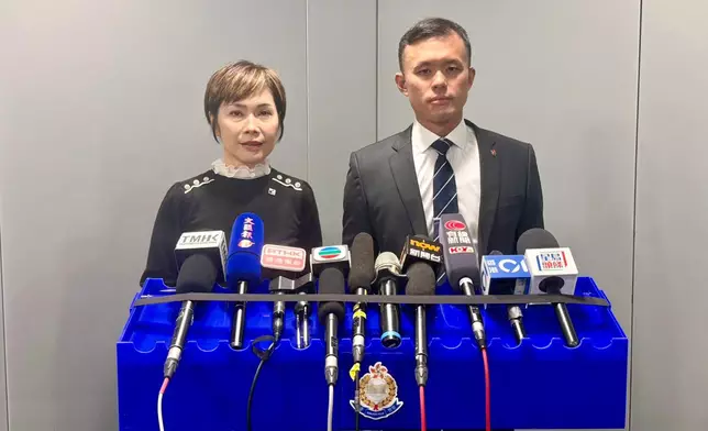警務處商業罪案調查科警司馮培基（右），聯同香港保險業聯會行政總監劉佩玲（左）向傳媒簡報案情。