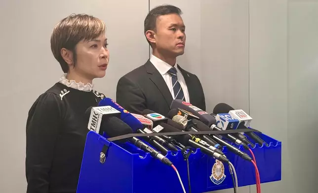 警務處商業罪案調查科警司馮培基（右），聯同香港保險業聯會行政總監劉佩玲（左）向傳媒簡報案情。