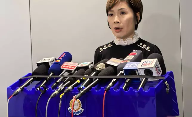 香港保險業聯會行政總監劉佩玲（左）向傳媒簡報案情。