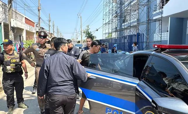 梅耀強被帶上警車。網上圖片