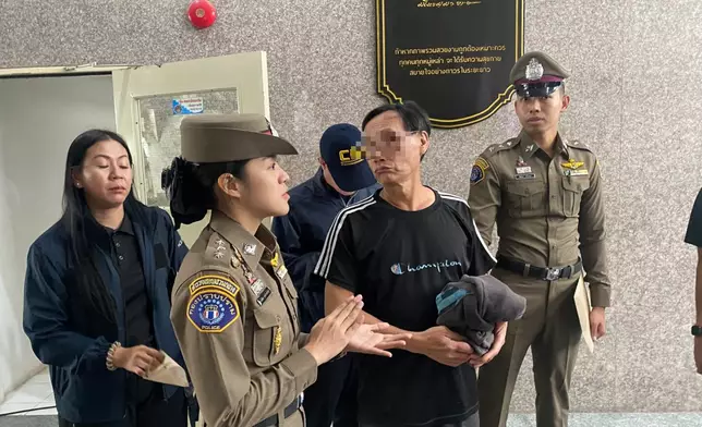 梅耀強（右二）被泰國警方拘捕。泰國警方圖片