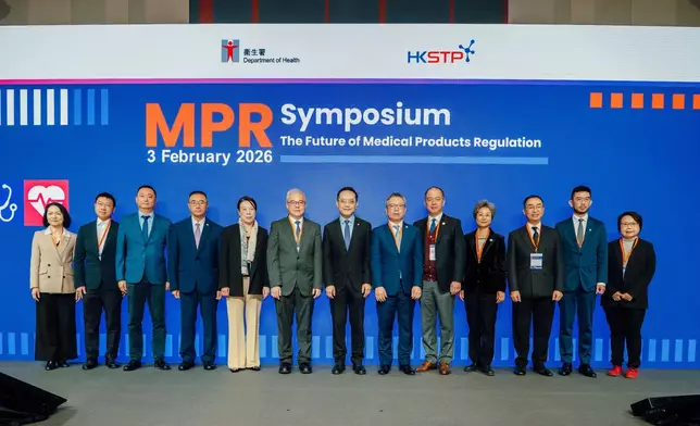 衞生署與科技園公司今日在香港科學園合辦「藥械監管研討會」，一眾嘉賓為研討會主持開幕儀式。科技園圖片