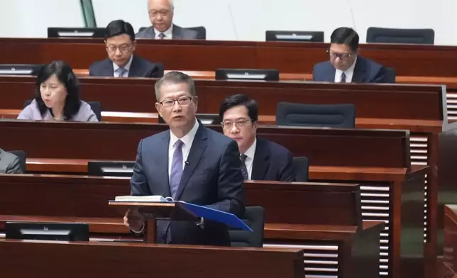 財政司司長陳茂波在立法會發表新一份《財政預算案》。巴士的報記者攝