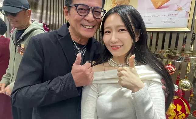 黃日華昨日（4日）出席好友謝寧主理的曲奇店新舖開幕，在訪問完畢後，竟主動邀請開電視主播王凌燕（Vanessa）合照。