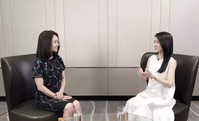 精通日語文令她有不少機會訪問多位紅星，包括酒井法子、戶田惠梨香及搖滾天團LUNA SEA等，內外兼備！