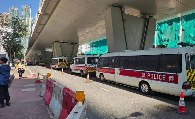 黎智英案周一（2月9日）判刑，警方在法院外封路進行檢查。巴士的報記者攝