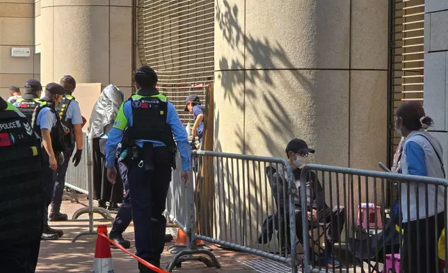 黎智英案周一（2月9日）判刑，有公眾人士在法院外排隊等候入法院內聽審。巴士的報記者攝