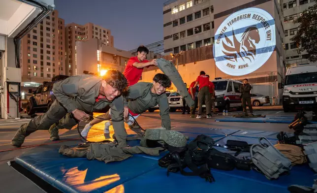 香港男子網球隊成員走進警方反恐特勤隊訓練基地接受挑戰。