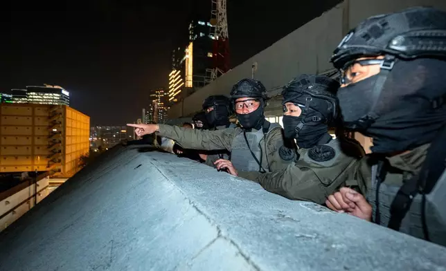 香港男子網球隊成員走進警方反恐特勤隊訓練基地接受挑戰。