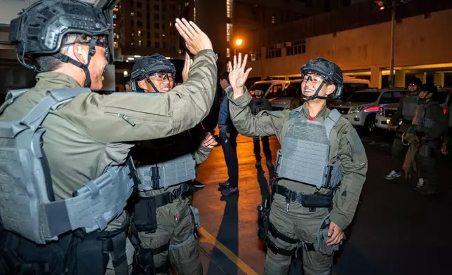 香港男子網球隊成員走進警方反恐特勤隊訓練基地接受挑戰。