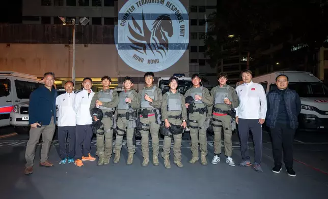香港男子網球隊成員走進警方反恐特勤隊訓練基地接受挑戰。