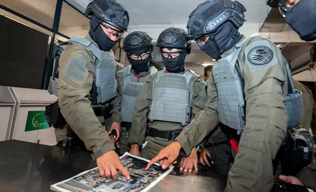 香港男子網球隊成員走進警方反恐特勤隊訓練基地接受挑戰。